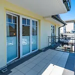 Elaine, App 24 *